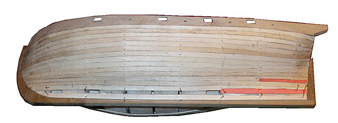 Skroget når bare den nederste planken gjenstår. To tyvlister akter, markert mer rødt.