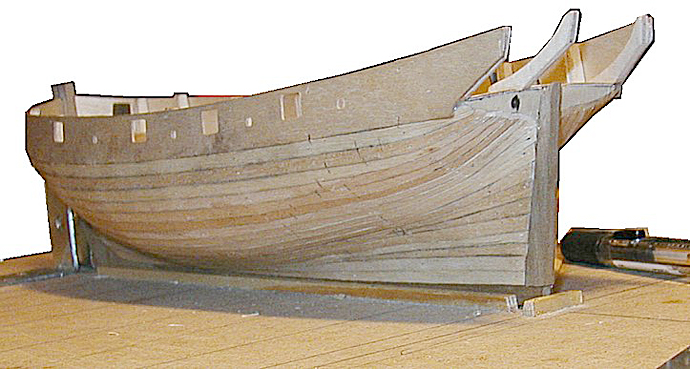 Ferdig planket skrog, skrått aktenfra