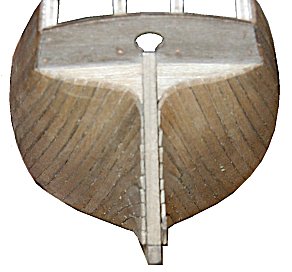 Ferdig_planket_akter Ferdig planket skrog, sett aktenfra