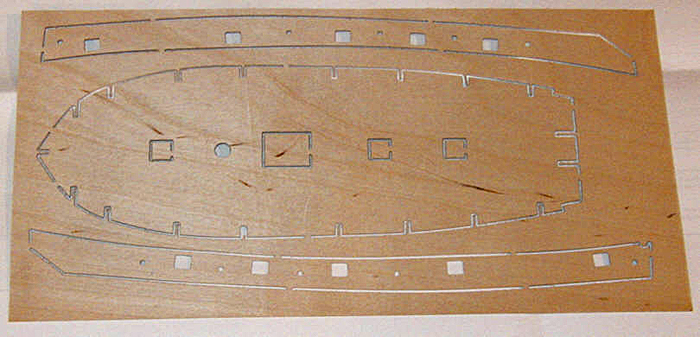 Kryssfinerplate med dekk og sideplater