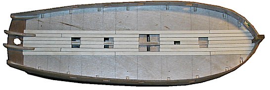 Ferdig planket og trimmet rundt lukeåpningene i dekket.