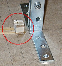 Oppblokking under baugen på modellen for å få vannlinjen vatret opp