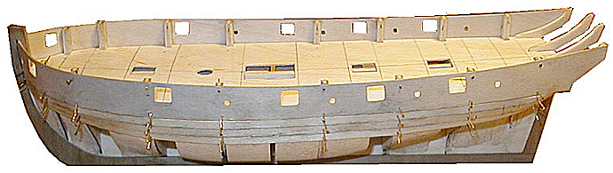 Et bilde av skroget med sideplatene montert