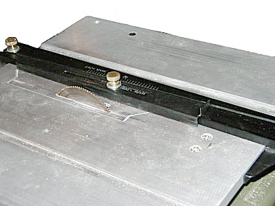 presisjonsanlegg_2 Merk det skrå sporet som den justerbare delen av anlegget løper i