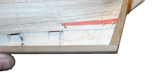 Tyvlisten (i rødt) montert på skroget